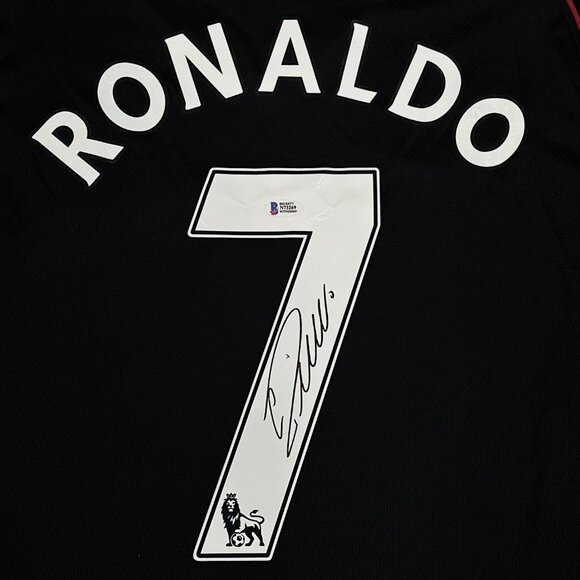 Cristiano Ronaldo Signed Manchester United Jersey Beckett Witnessed BAS COA - Picture 2 of 7